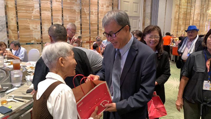 漾新聞|教育部長鄭英耀教師節南下敬師 與高齢90歲老校長相見歡　屏師敬師餐會有洋蔥
