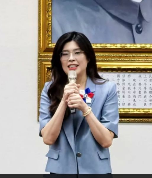 〈與其苛責要求，不如思考：我們能幫鄭麗文做什麼？〉