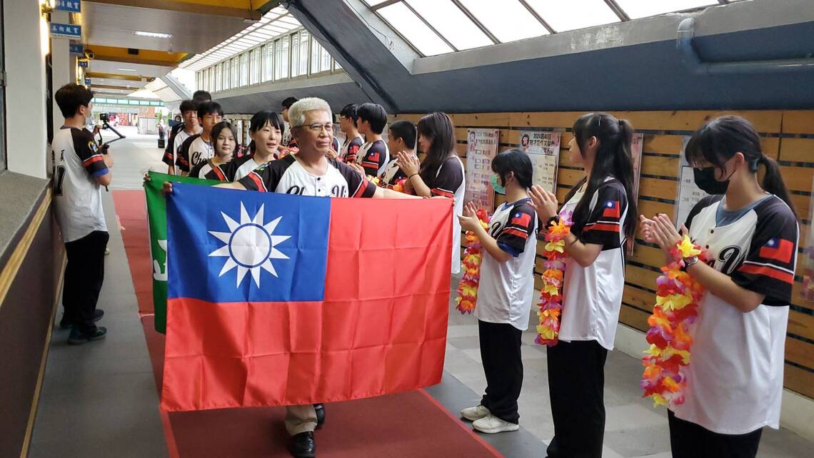 漾新聞｜世界機器人大賽拿冠軍三金一銀史上最佳成績 正義中學校隊凱旋榮歸獻獎學校「台灣之光」