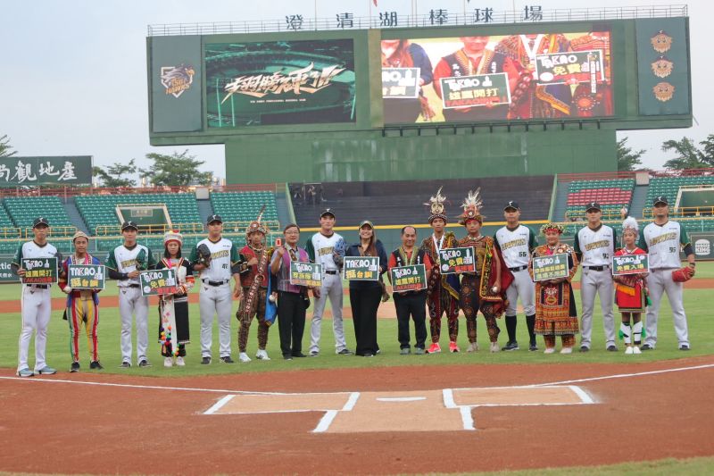 漾新聞|原青齊開球！穿原民服飾挺81原民日、挺台鋼雄鷹！