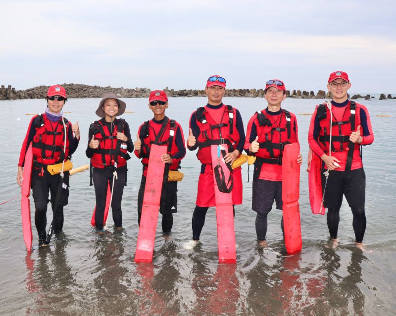 漾新聞|從教室跳進海裡！高雄百名學生親海防溺超有感