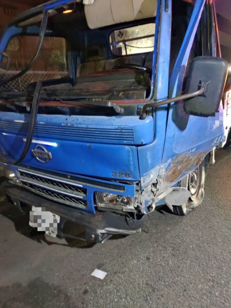 漾新聞| 小貨車疑爆胎失控 國1岡山段駕駛重傷送醫